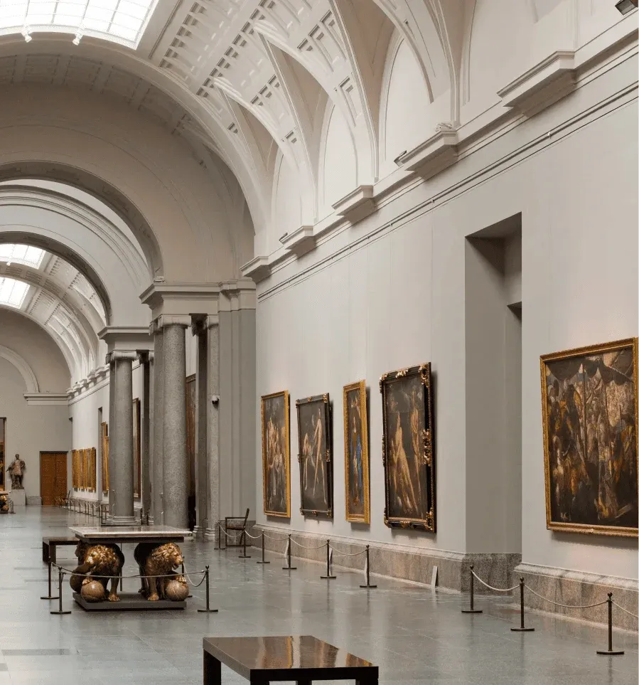 Interior del Museo del Prado galería Madrid techo abovedado pinturas corredor