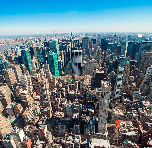 Vista aérea del skyline de Manhattan con sus rascacielos y avenidas.