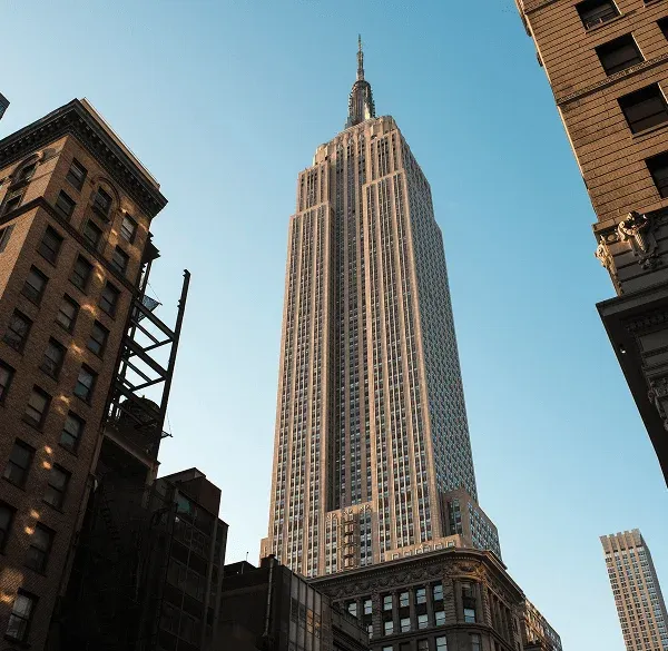 Empire State Building visto desde una calle de Midtown Manhattan.