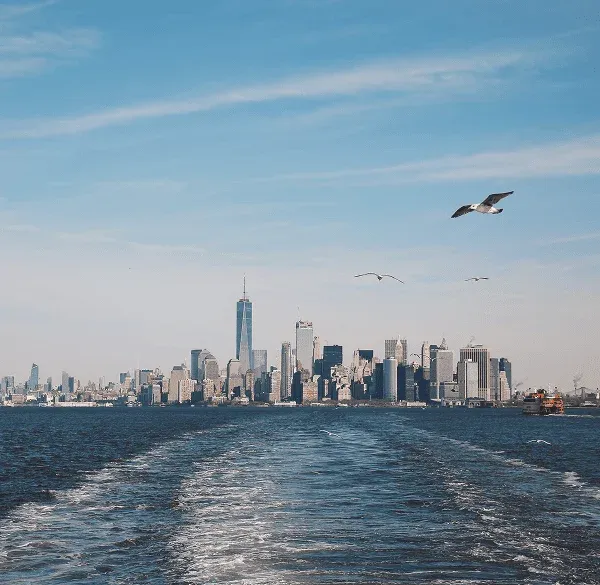 Skyline del Bajo Manhattan visto desde el ferry con One World Trade Center al fondo.