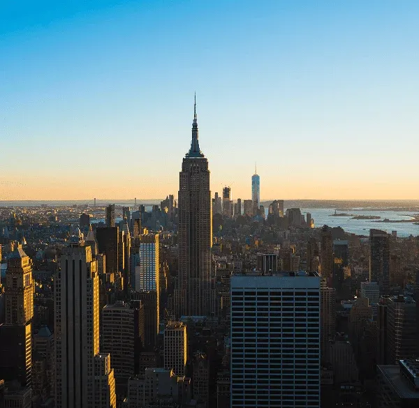 Vista del Empire State Building y el skyline de Manhattan desde un mirador panorámico.