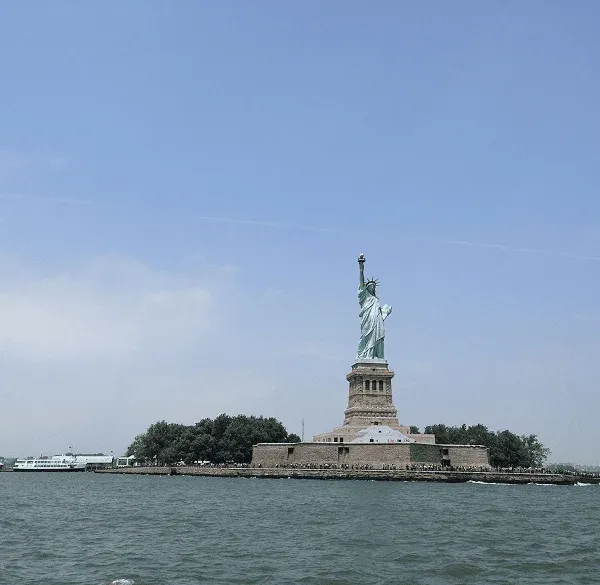 Estatua de la Libertad vista desde el ferry en la bahía de Nueva York.