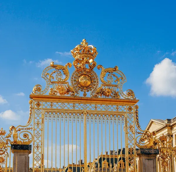 Reja dorada de entrada al Palacio de Versalles