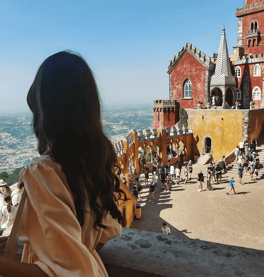 Besucher betrachtet die Terrassen und den Palacio da Pena mit Panoramablick auf Sintra.