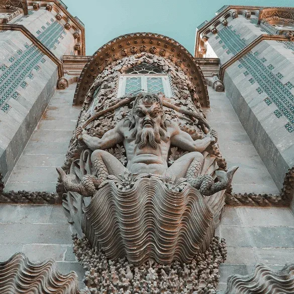 Monumentaler Triton, der über der Fassade des Palacio da Pena in Sintra geschnitzt ist.