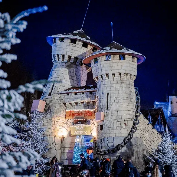 Entrada tematizada del Parc Astérix durante una celebración especial de temporada