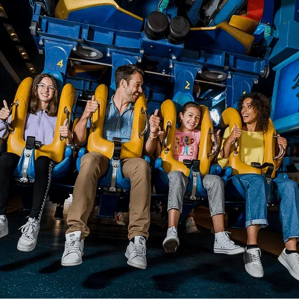 Familia disfrutando de una atracción interior en el Parc Astérix