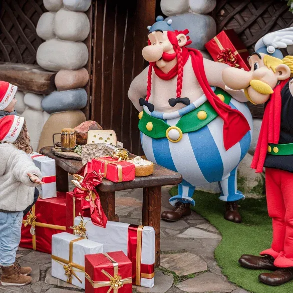 Astérix y Obélix saludando a los visitantes en el Parc Astérix de París
