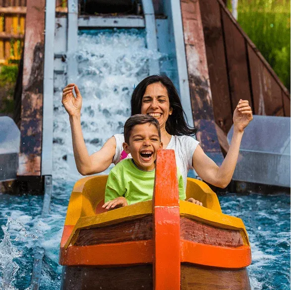 Madre e hijo disfrutando de una atracción acuática en el Parc Astérix