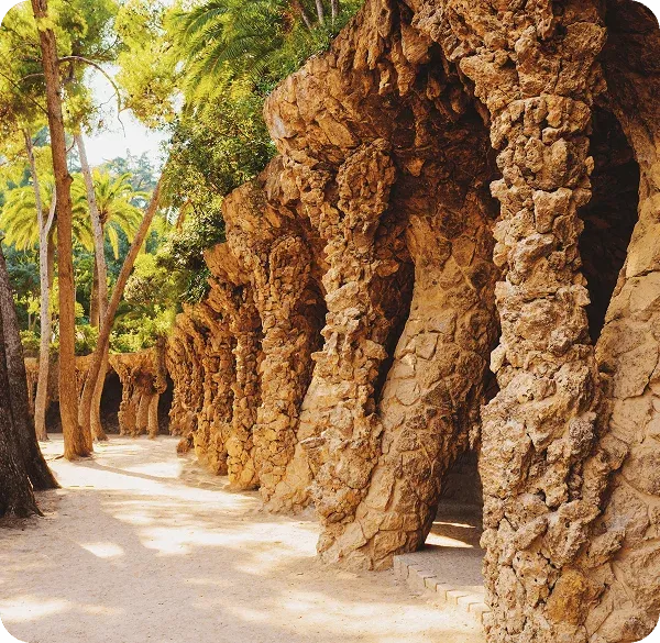 Sentieri e viadotti di pietra del Park Güell circondati dalla natura a Barcellona