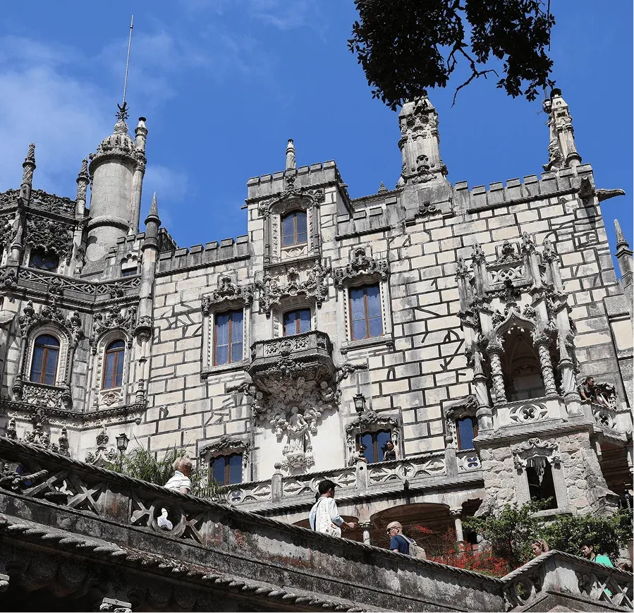 Facciata principale del Palazzo di Quinta da Regaleira a Sintra.