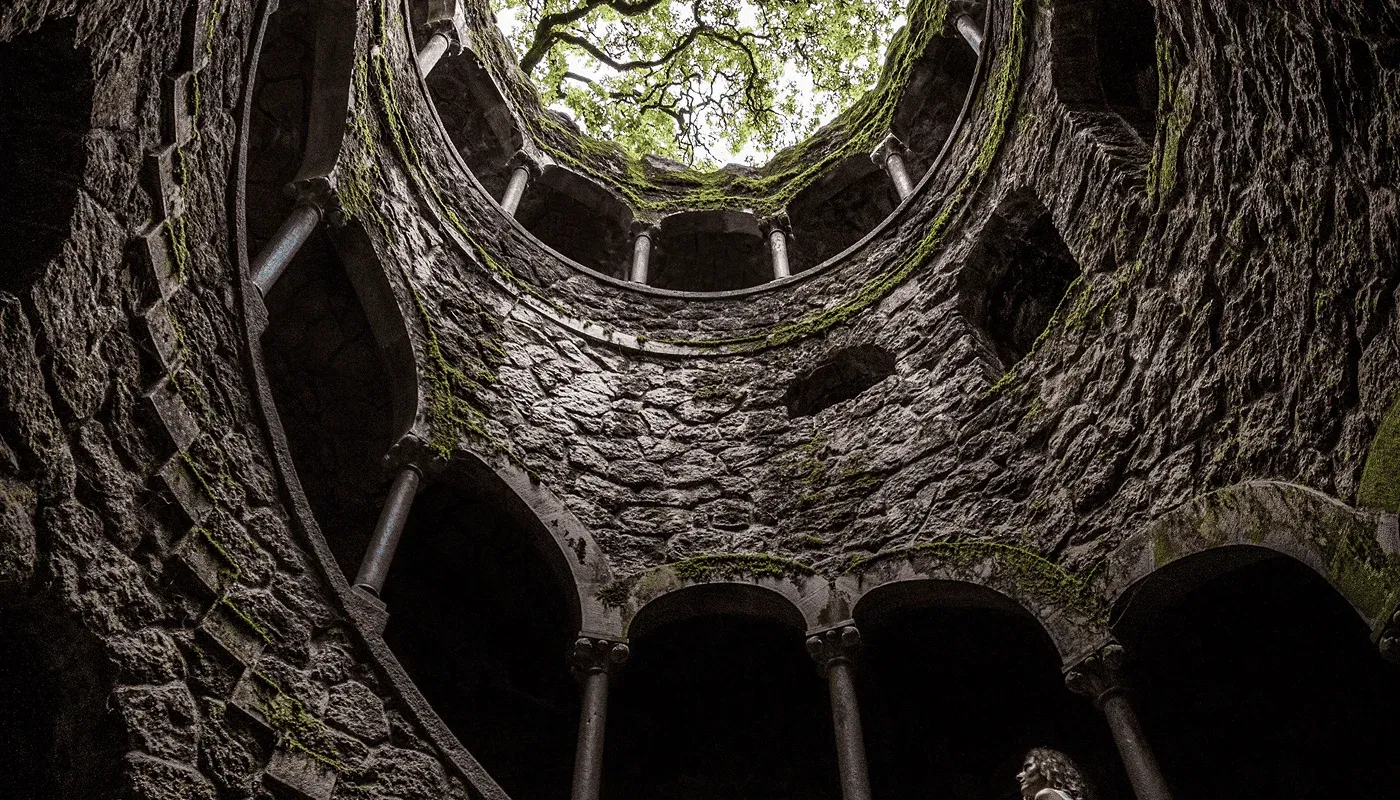 Quinta da Regaleira'nın Başlangıç Kuyusu'nun dibinden görünüm