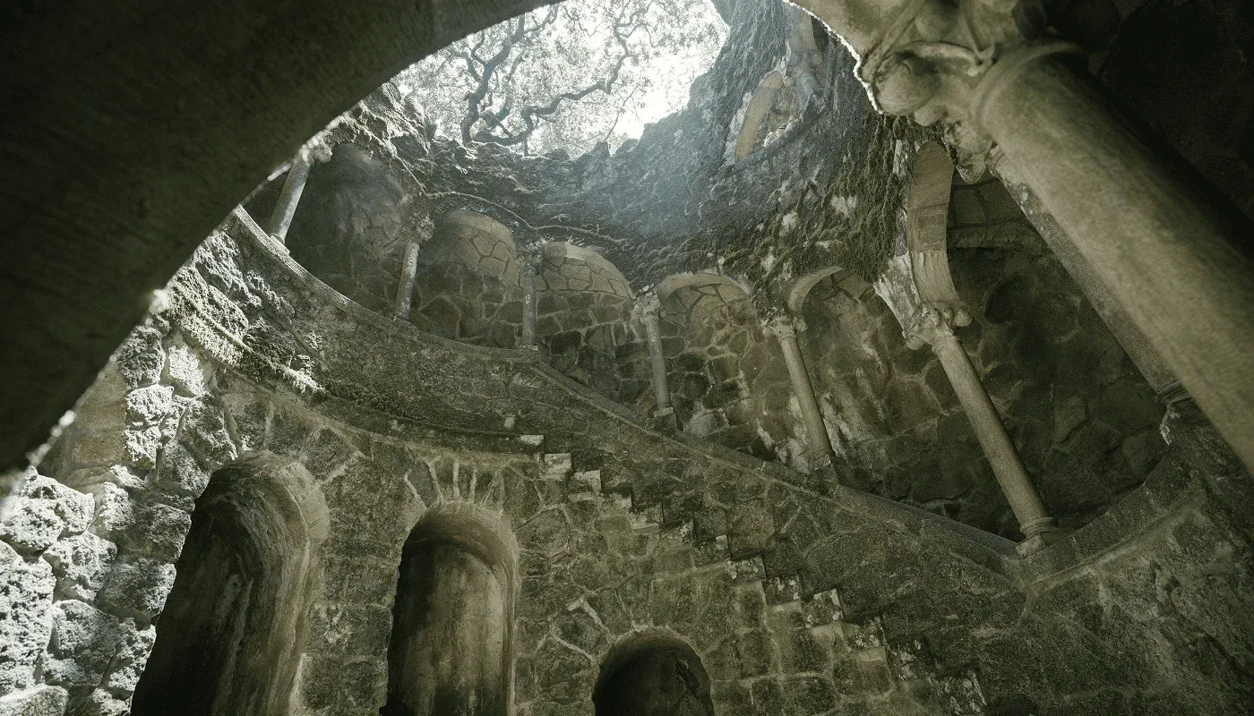 Quinta da Regaleira'nın Başlangıç Kuyusu'nun içinden görünüm