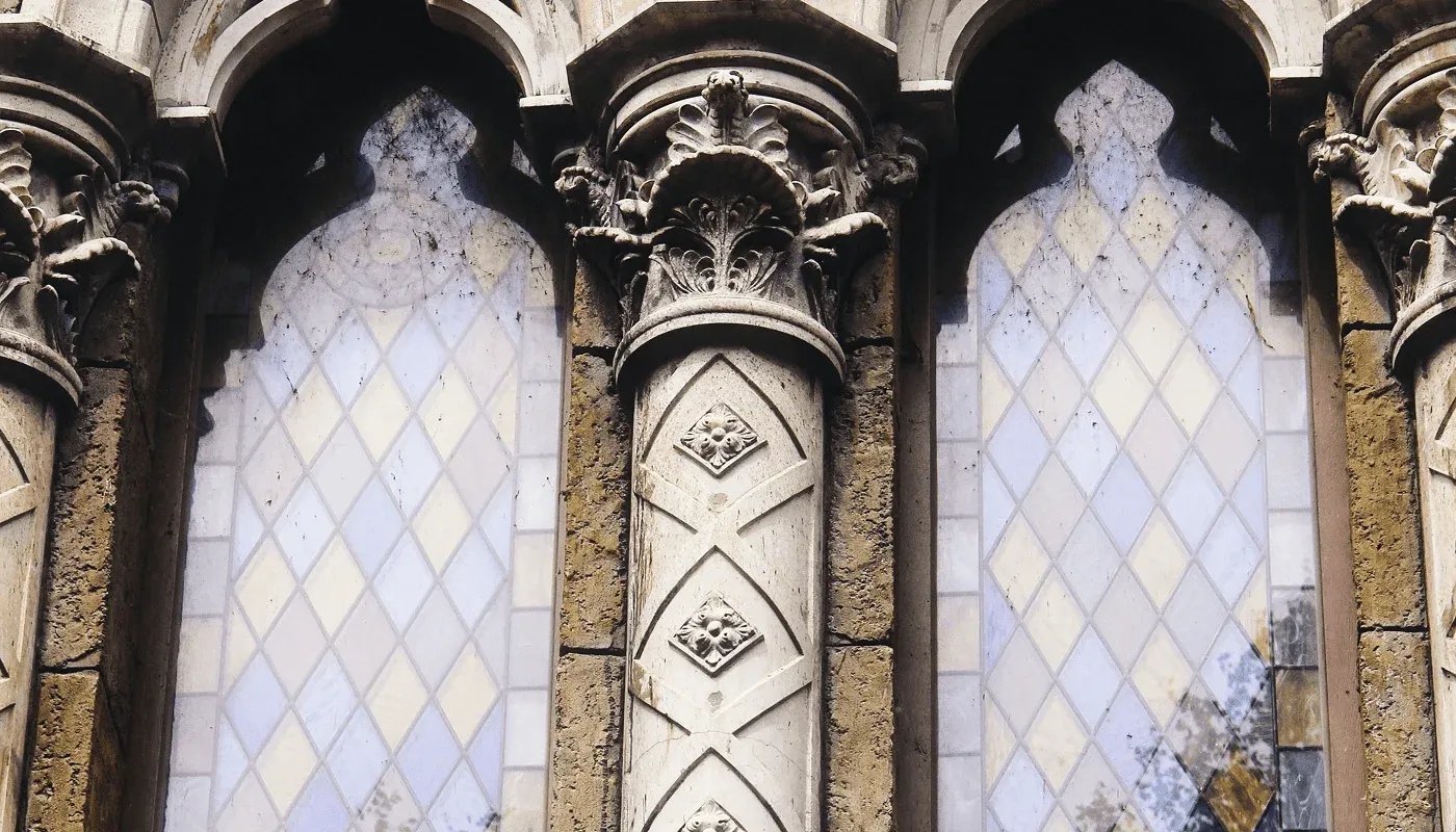 Sintra'daki Quinta da Regaleira Sarayı'ndaki neo-gotik tarzda dekore edilmiş pencerelerin detayı.