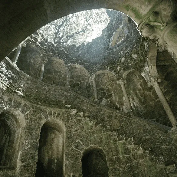 Steintreppe des Initiationsbrunnens von Quinta da Regaleira vom Inneren gesehen