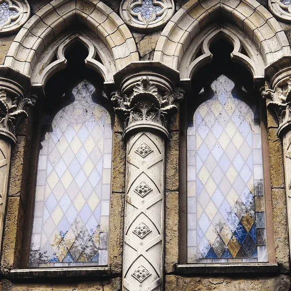 Detail der neugotischen Fenster des Palastes von Quinta da Regaleira