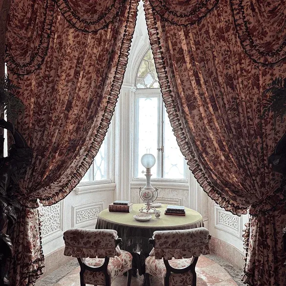 Historischer Saal des Palastes von Quinta da Regaleira mit ornamentalen Vorhängen, klassischem Mobiliar und dekoriertem Fenster.