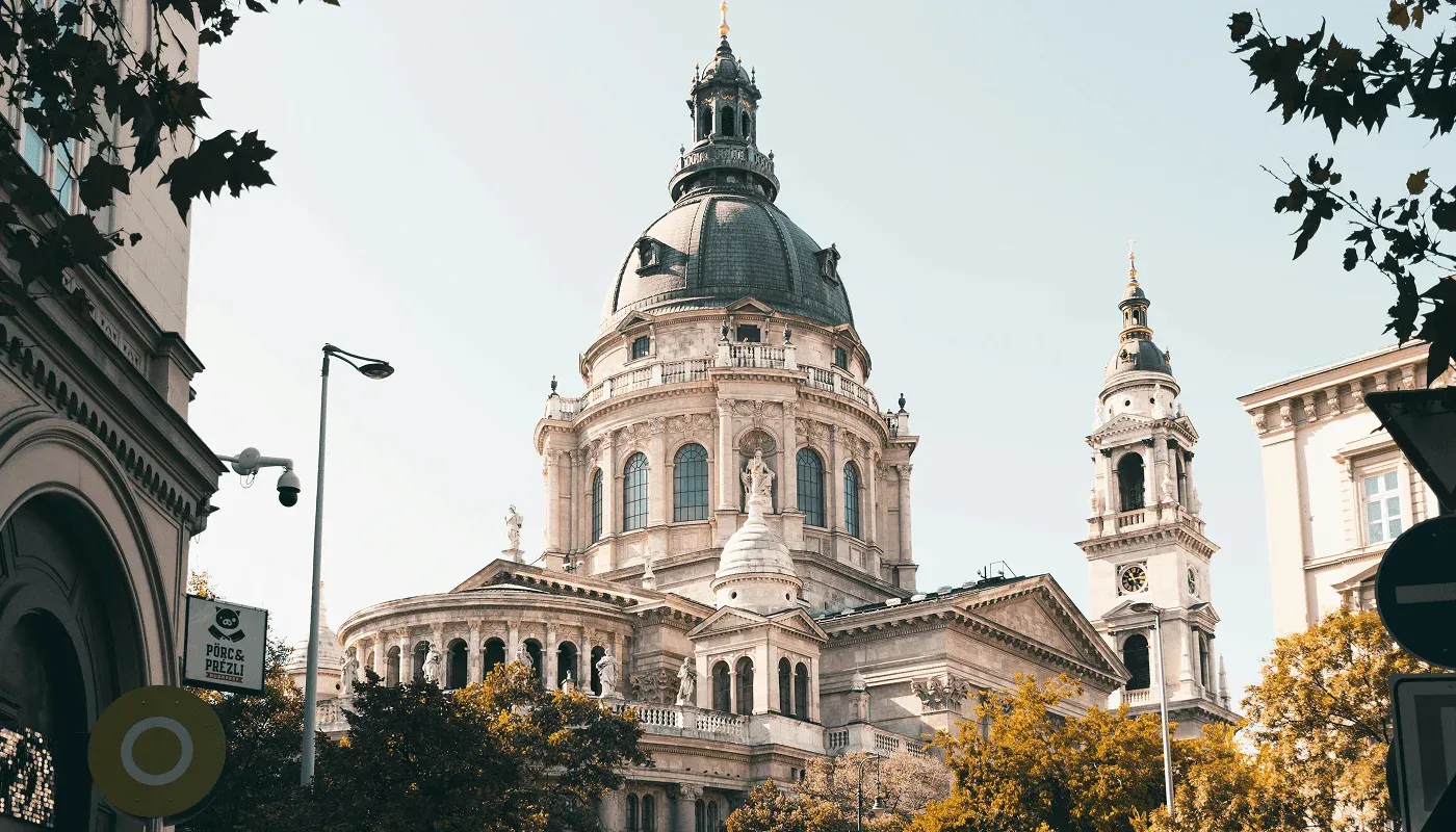 Volledig zicht op de Sint-Stefanusbasiliek vanaf het Szent István-plein met bezoekers voor het gebouw.