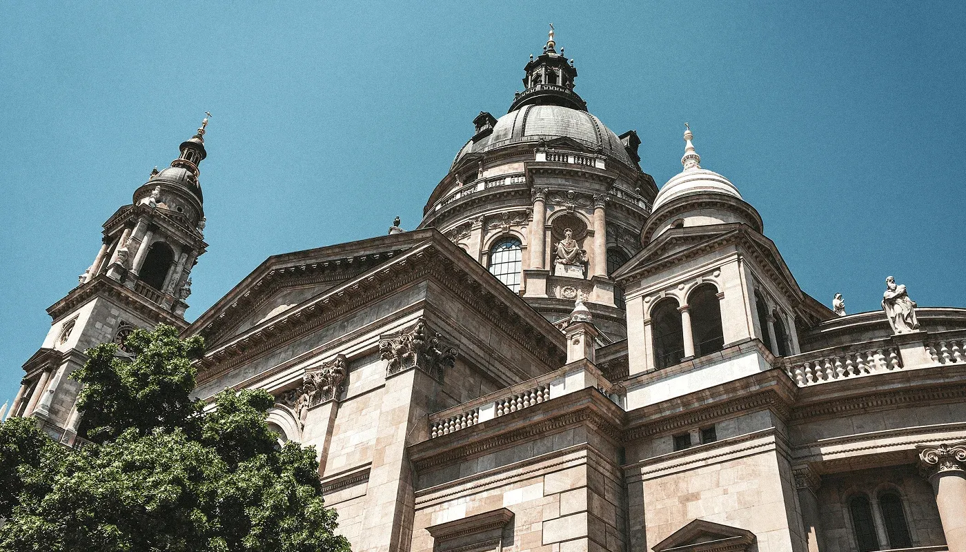 Vooraanzicht van de Sint-Stefanusbasiliek in Boedapest met zijn grote koepel en de twee torens.