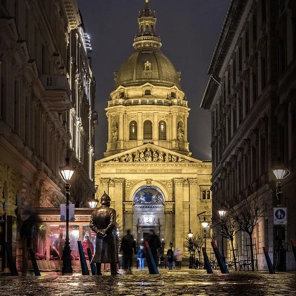 Saint Stephen’s Basilica at night