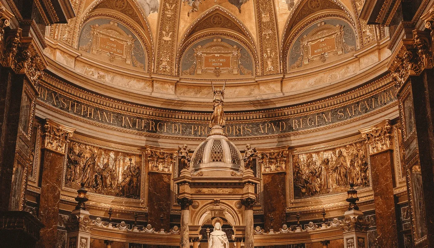 Interieur van de Sint-Stefanusbasiliek in Boedapest met fresco's, marmer, sculpturen en gouden decoraties.