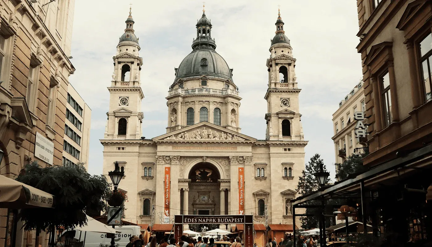 Zicht op de Sint-Stefanusbasiliek in Boedapest vanaf een straat in het historische centrum