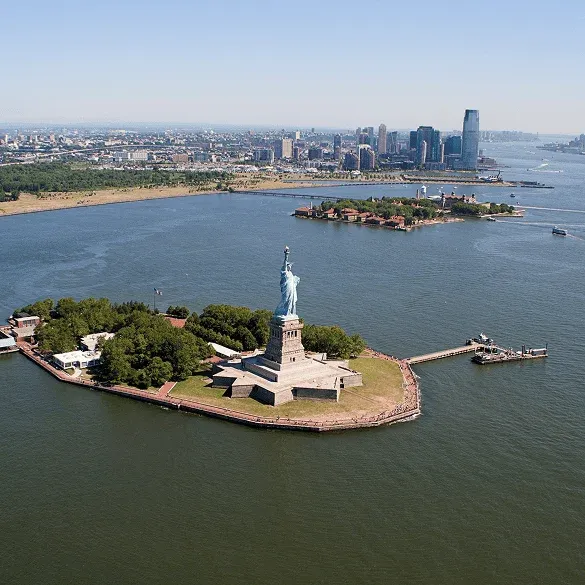 Liberty Island y Estatua de la Libertad vistas desde el aire durante un recorrido turístico por Nueva York