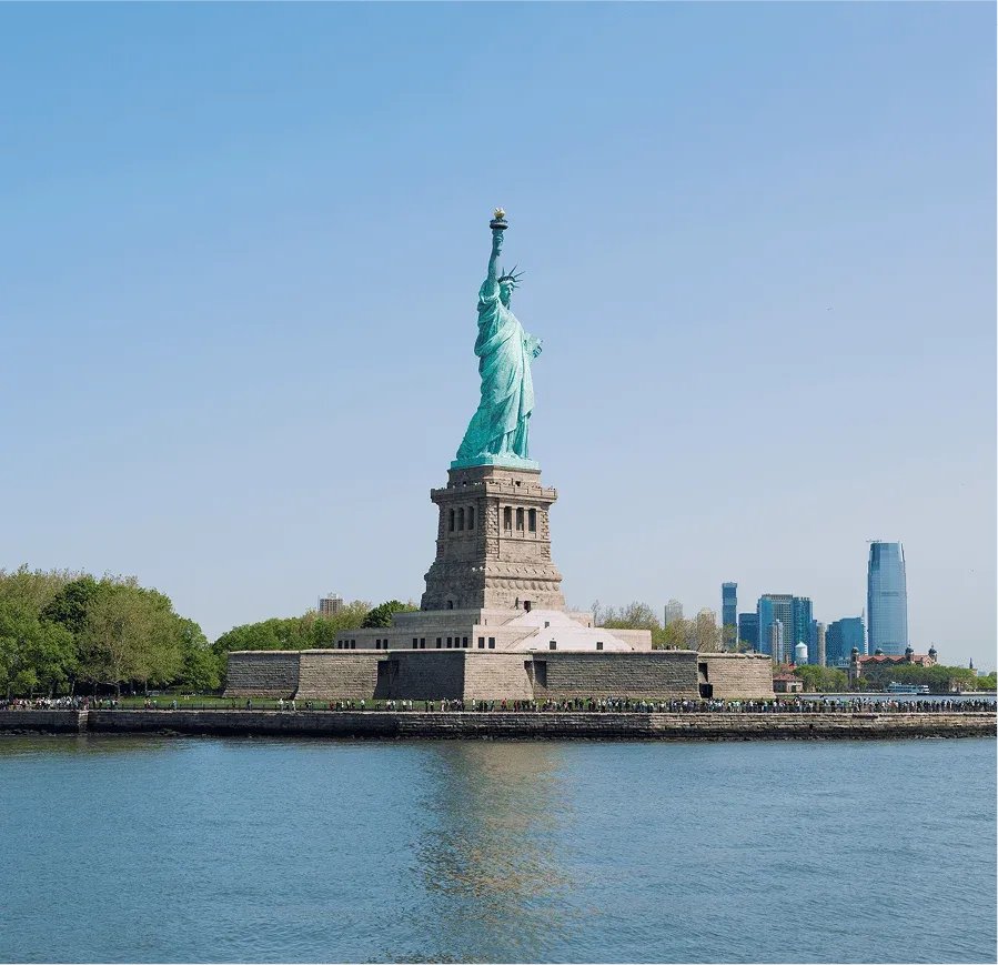 Estatua de la Libertad con el skyline de Manhattan al fondo durante la excursión a Liberty Island