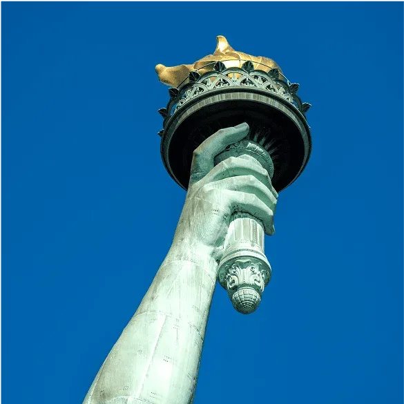 Detalle de la antorcha de la Estatua de la Libertad durante la visita guiada en Nueva York