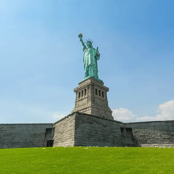 Estatua de la Libertad vista desde Liberty Island durante un tour con ferry y guía bilingüe