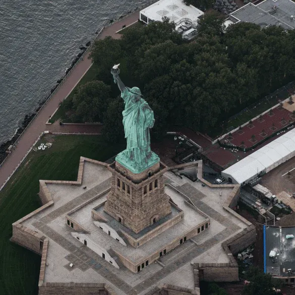 Vista aérea de la Estatua de la Libertad en Liberty Island durante una excursión desde Manhattan