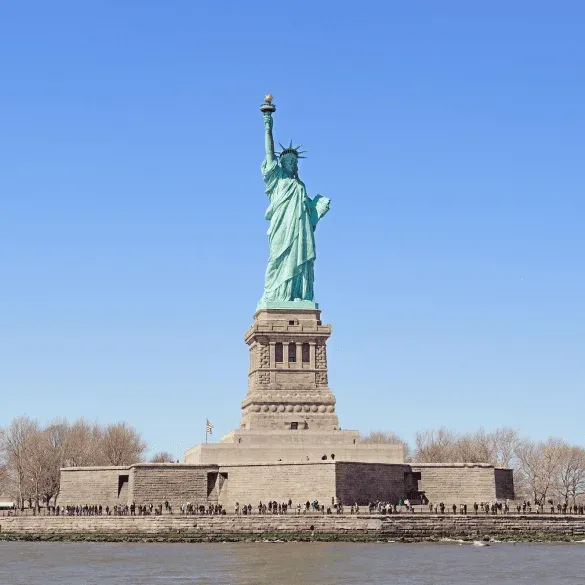 Vista panorámica de la Estatua de la Libertad desde el ferry incluido en el tour de Nueva York