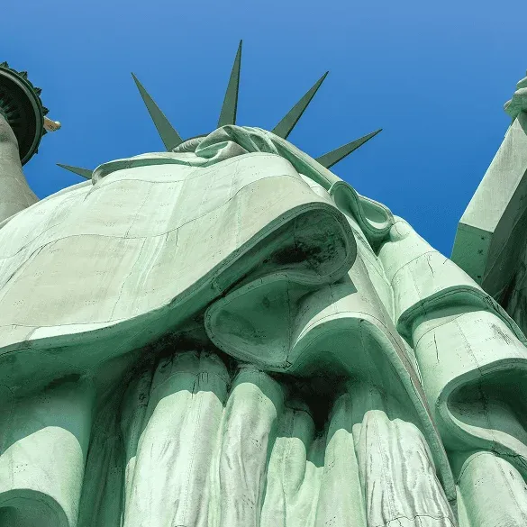 Detalle de la corona de la Estatua de la Libertad durante la visita a Liberty Island
