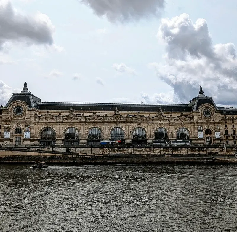 Seine Boyunca Musée d’Orsay Dış Görünümü
