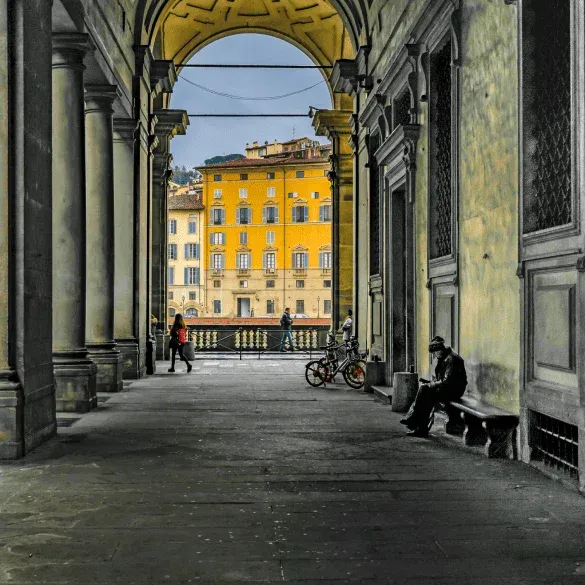 Galería porticada de la Galería Uffizi con vistas al centro histórico de Florencia.