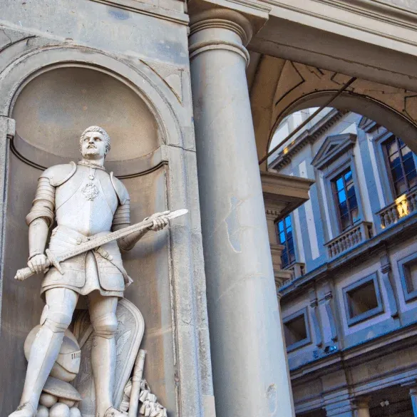 Estatua renacentista situada en el exterior de la Galería Uffizi