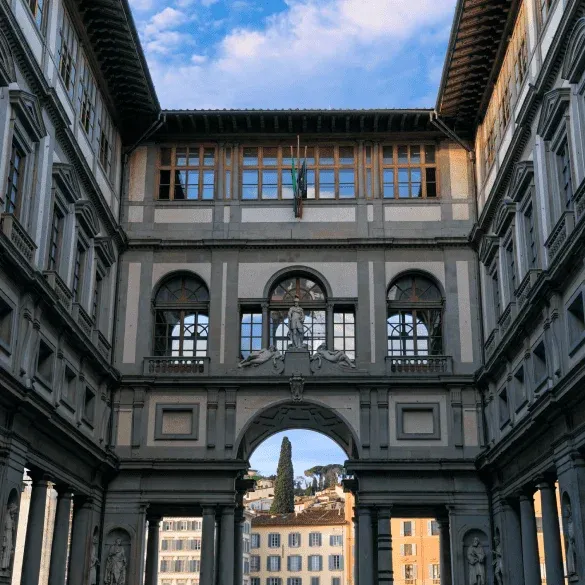 Patio interior de la Galería Uffizi con su característica arquitectura renacentista.