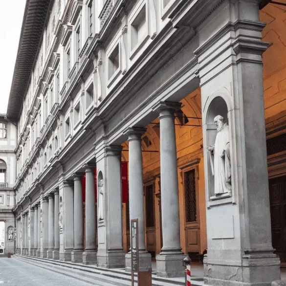 Fachada con columnas y esculturas de la Galería Uffizi en el centro de Florencia.
