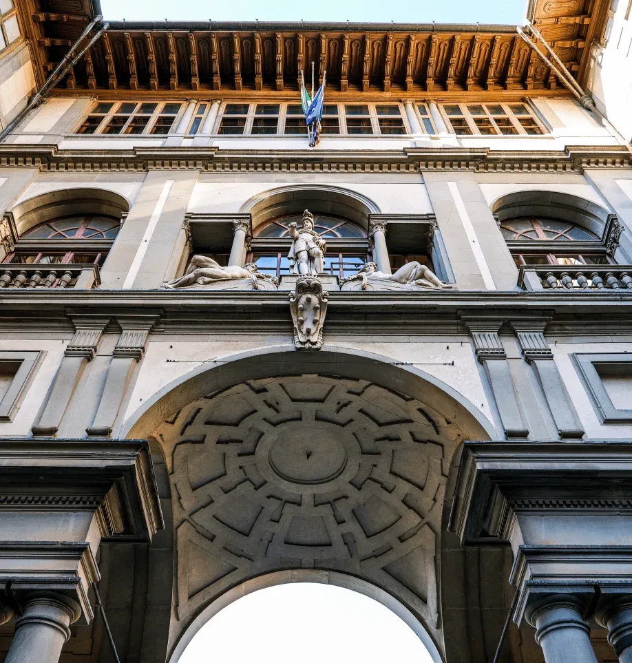 Vista de la fachada monumental de la Galería Uffizi desde el patio principal.