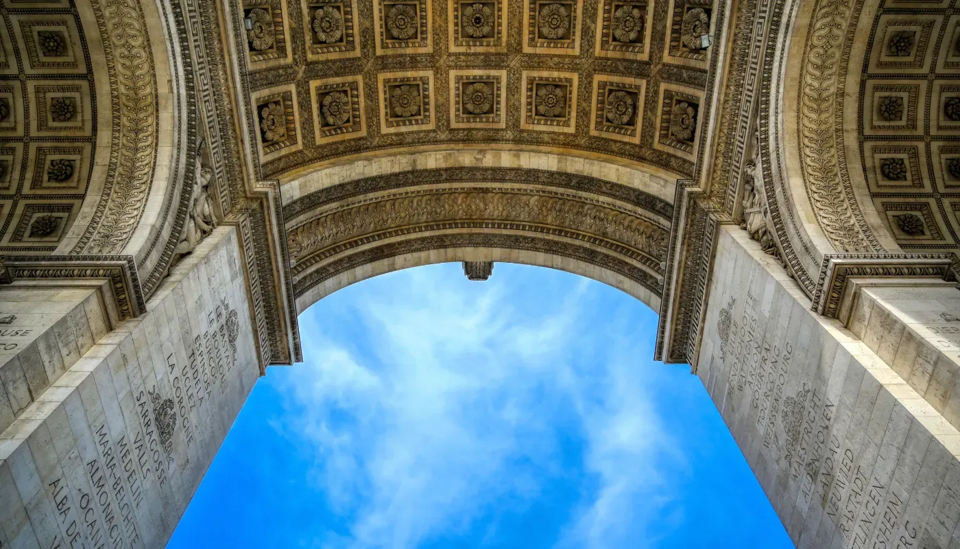 Interno dell'arco e soffitto decorato dell'Arco di Trionfo a Parigi