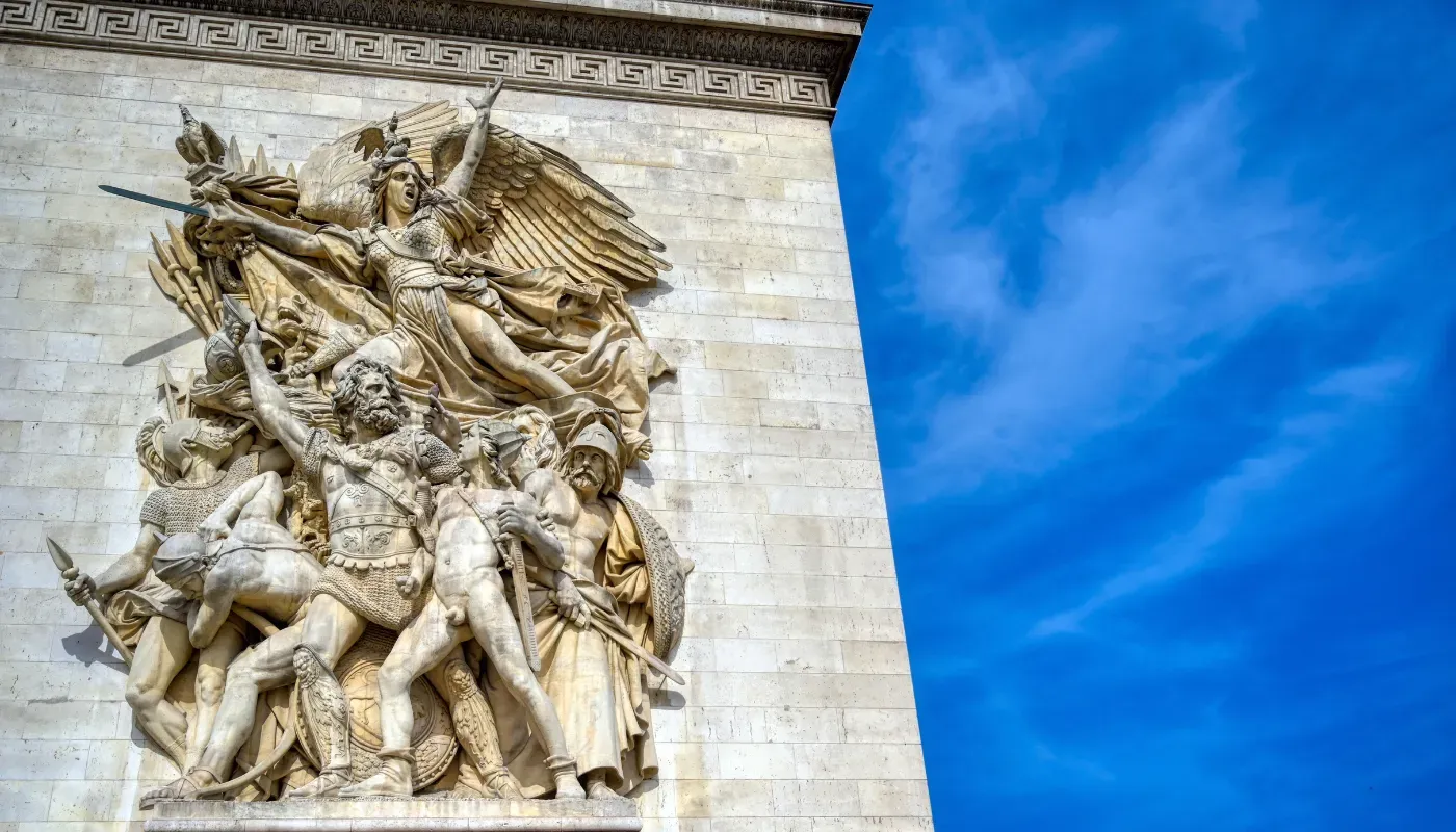 Scultura monumentale sulla facciata dell'Arco di Trionfo di Parigi