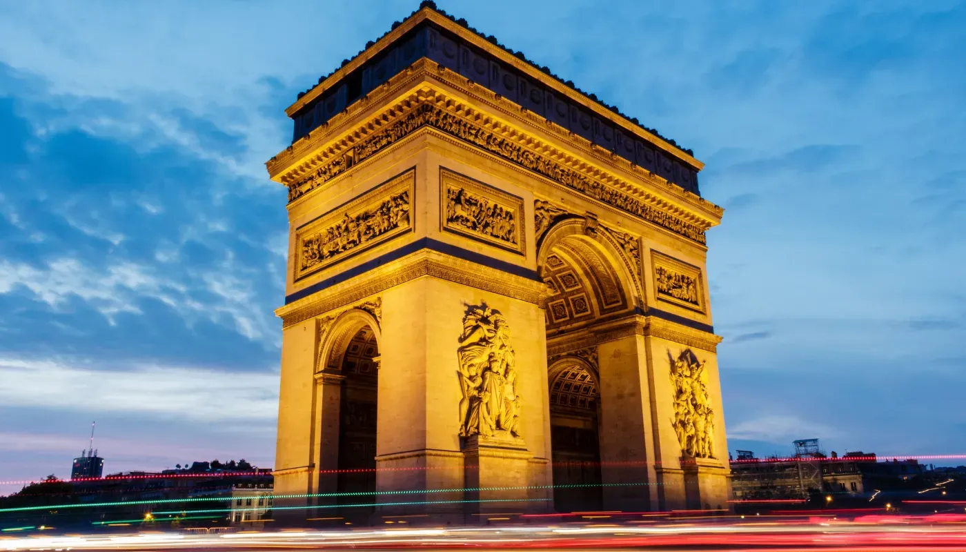 Arco di Trionfo illuminato al crepuscolo a Parigi
