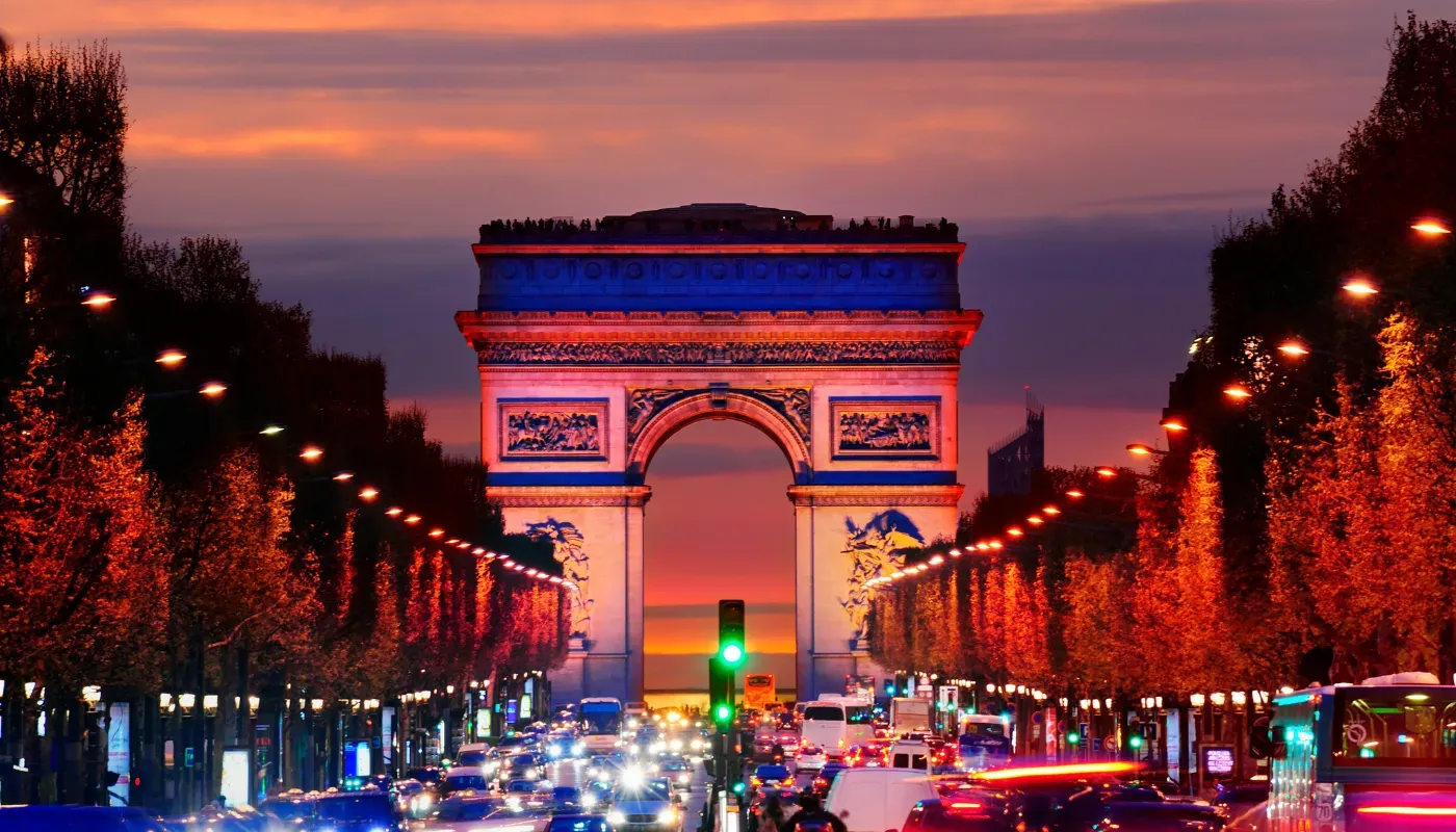 Arco di Trionfo visto dagli Champs-Élysées al tramonto