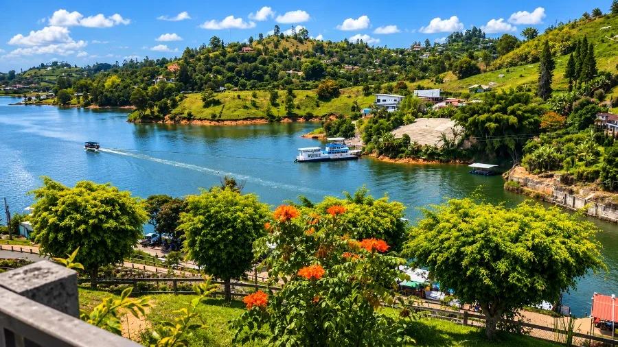 Calle de los paraguas in Guatapé während Tour ab Medellín