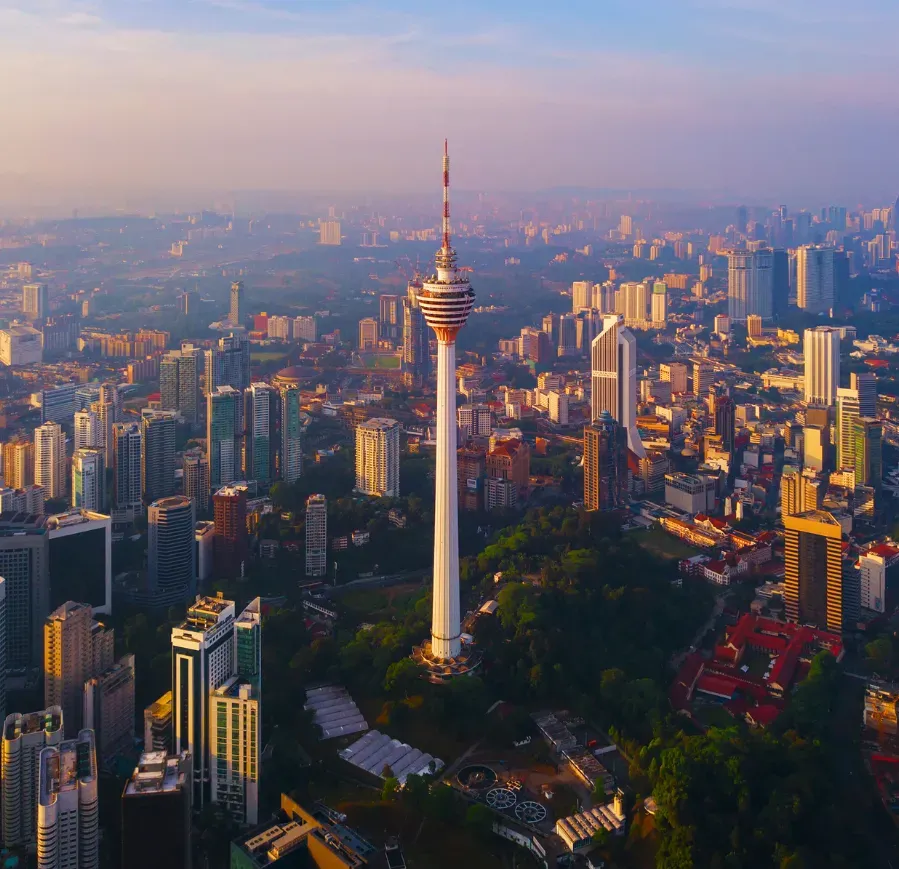 KL Tower und Skyline von Kuala Lumpur aus der Luft gesehen