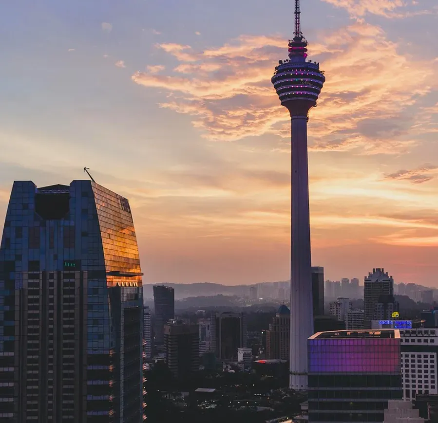 421 Meter hoher KL Tower bei Sonnenuntergang in Kuala Lumpur
