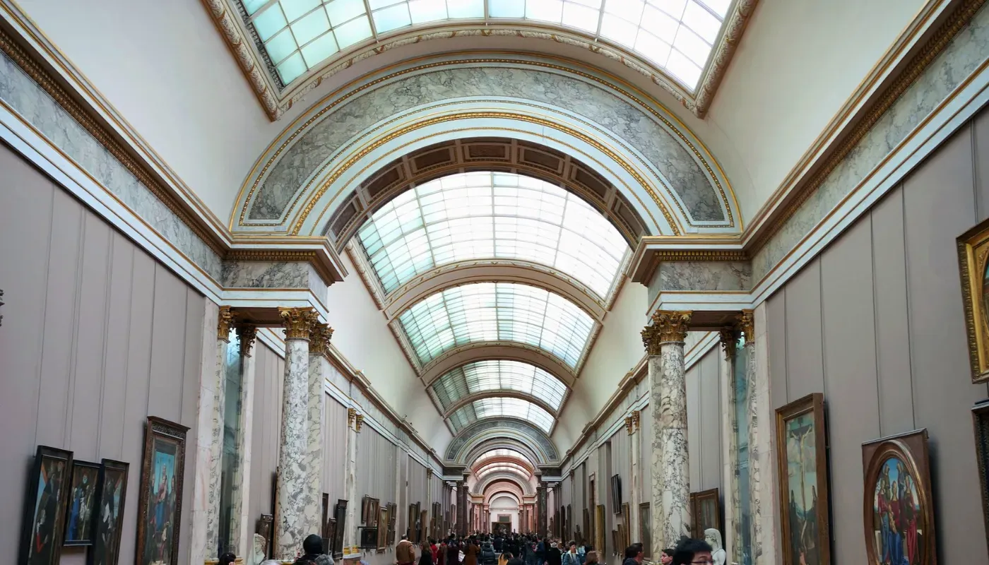 Grande Galerie del Museo del Louvre con pinturas de maestros europeos