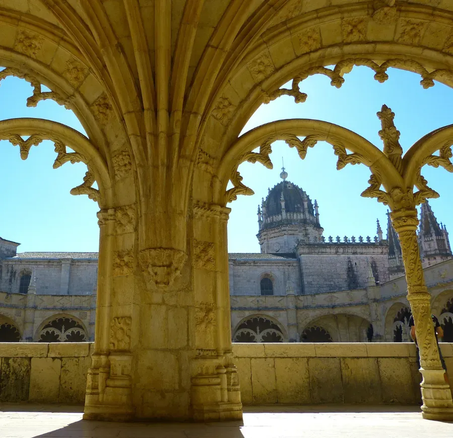 Arcos decorados del claustro del Monasterio de los Jerónimos en Belém