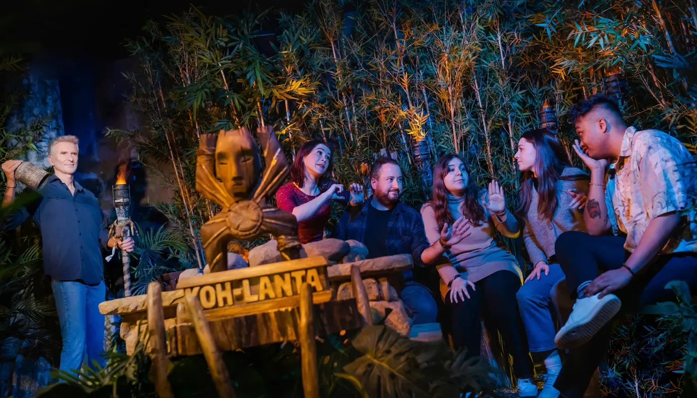 Visitantes en uno de los escenarios interactivos del Musée Grévin de París