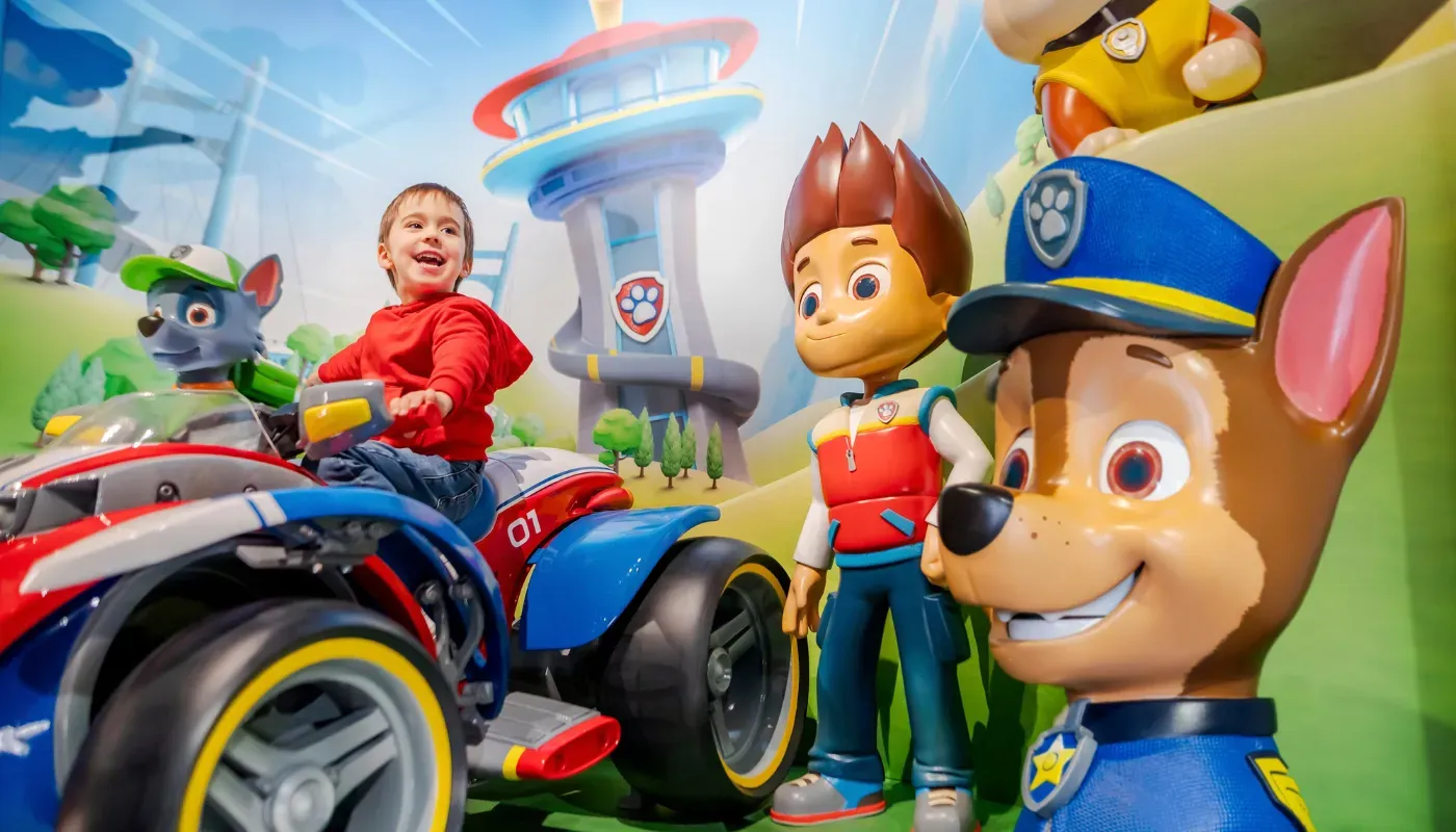 Niño disfrutando de un escenario infantil con personajes en el Musée Grévin